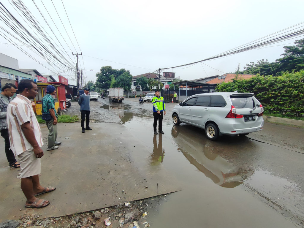TKP Pelajar Tabrak Truk di Tangsel