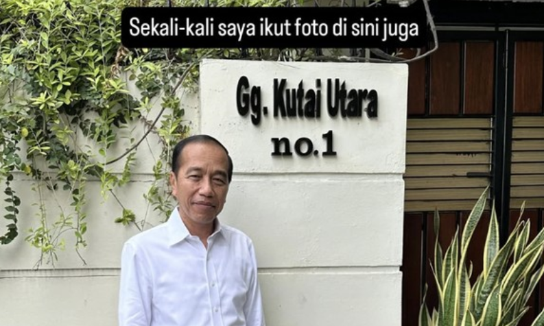 jokowi di depan rumah