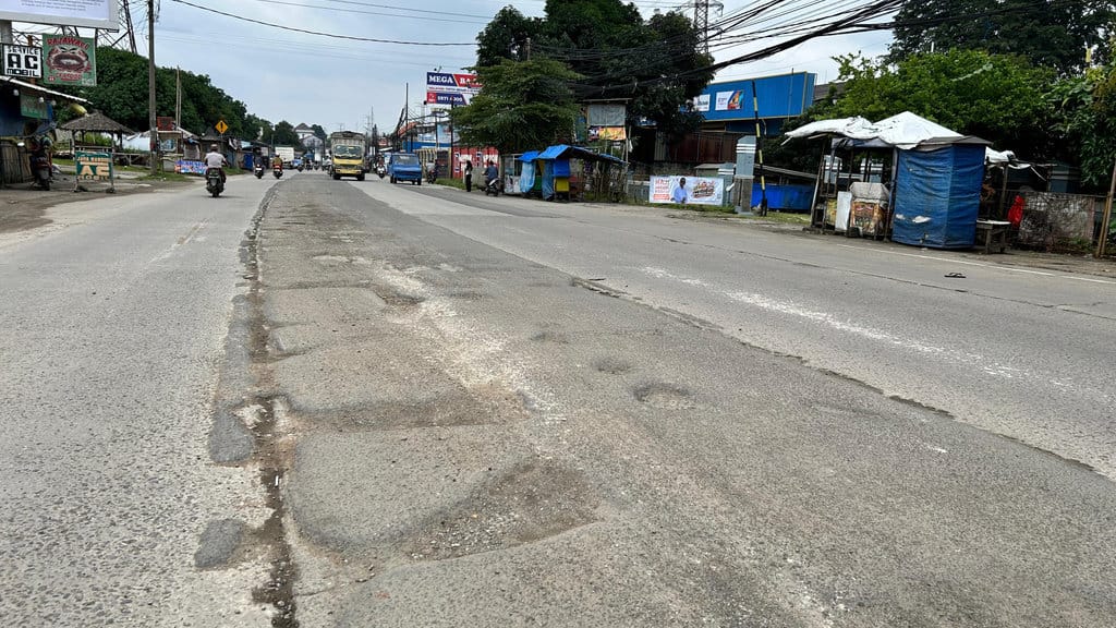 Jalan Rusak di Pasar Kemis Tangerang