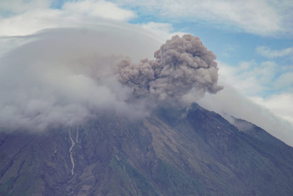 Gunung Semeru Erupsi Enam Kali, Ketinggian Letusan 700 Meter