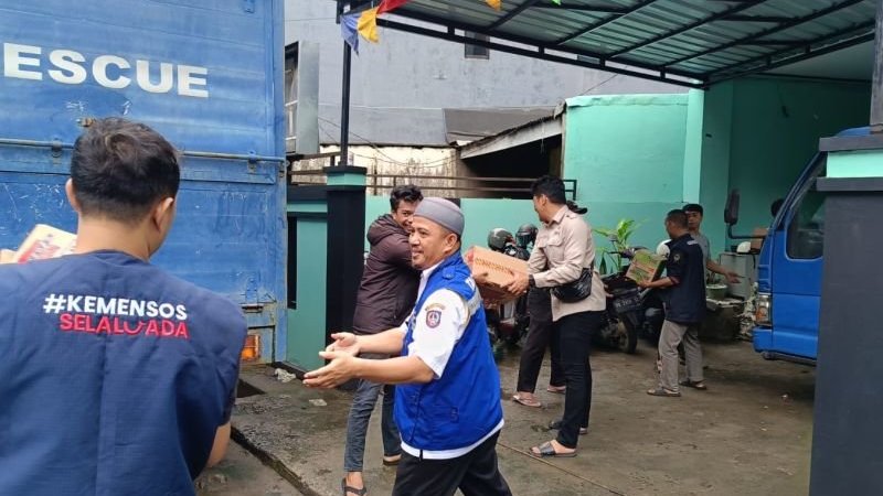 Tim Dinsos Sulsel dan Dinsos Makassar membantu salurkan bantuan
