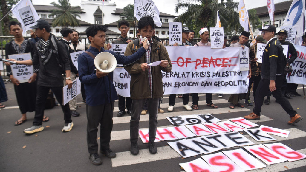 Massa Aksi FPMI di Gedung Sate