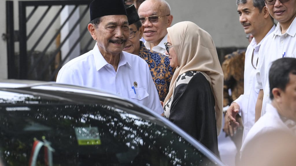 Luhut Binsar Pandjaitan melayat ke Try Sutrisno