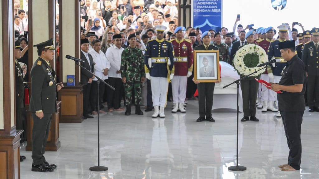 Upacara penyerahan jenazah Try Sutrisno ke negara