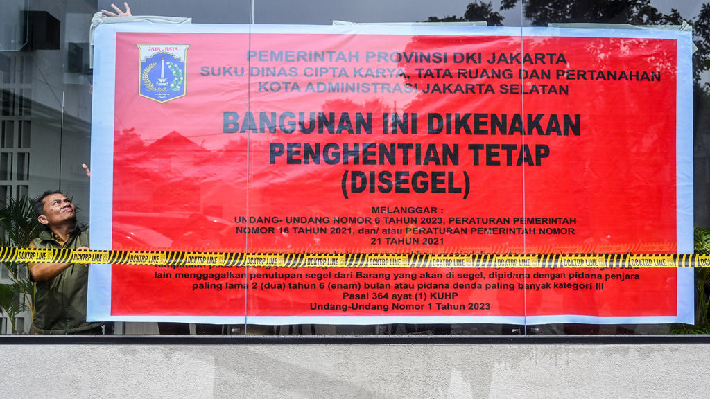 Penyegelan tetap lapangan padel di Jakarta Selatan