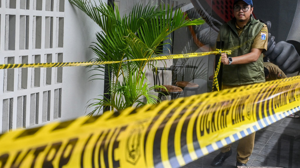 Penyegelan tetap lapangan padel di Jakarta Selatan