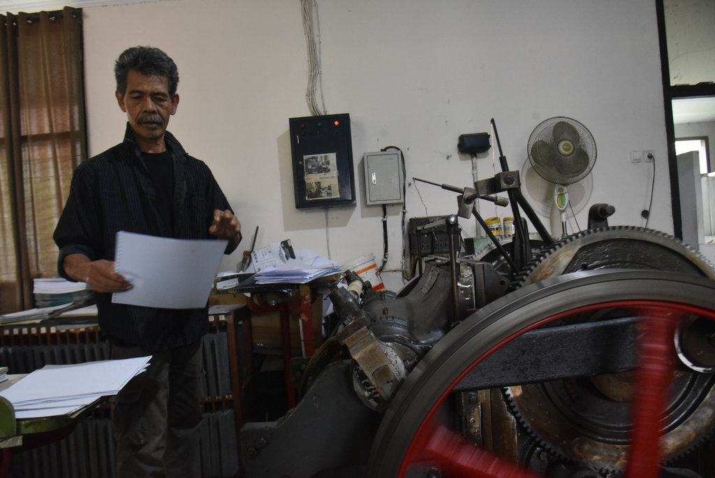 Seorang pekerja menyelesaikan pembuatan Al Quran Braille di ruang produksi Yayasan Penyantun Wyata Guna, Kota Bandung, pekan lalu. tirto.id/Amad NZ. Newsplus Kisah Pembaca Al-Quran Braille