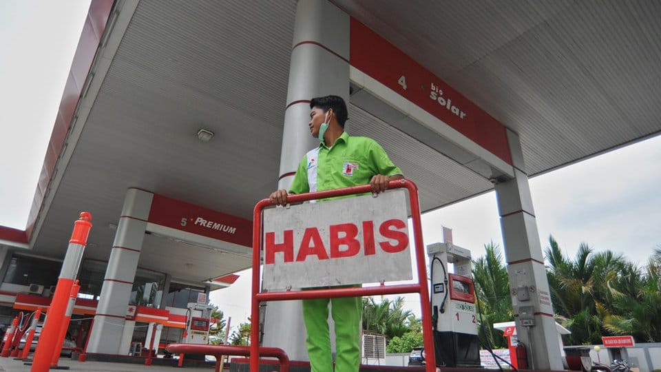 Petugas memasang tanda kehabisan stok BBM