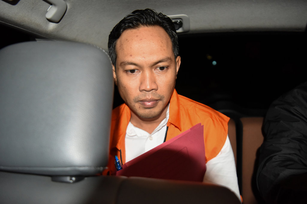 KPK tahan Bupati Cilacap 