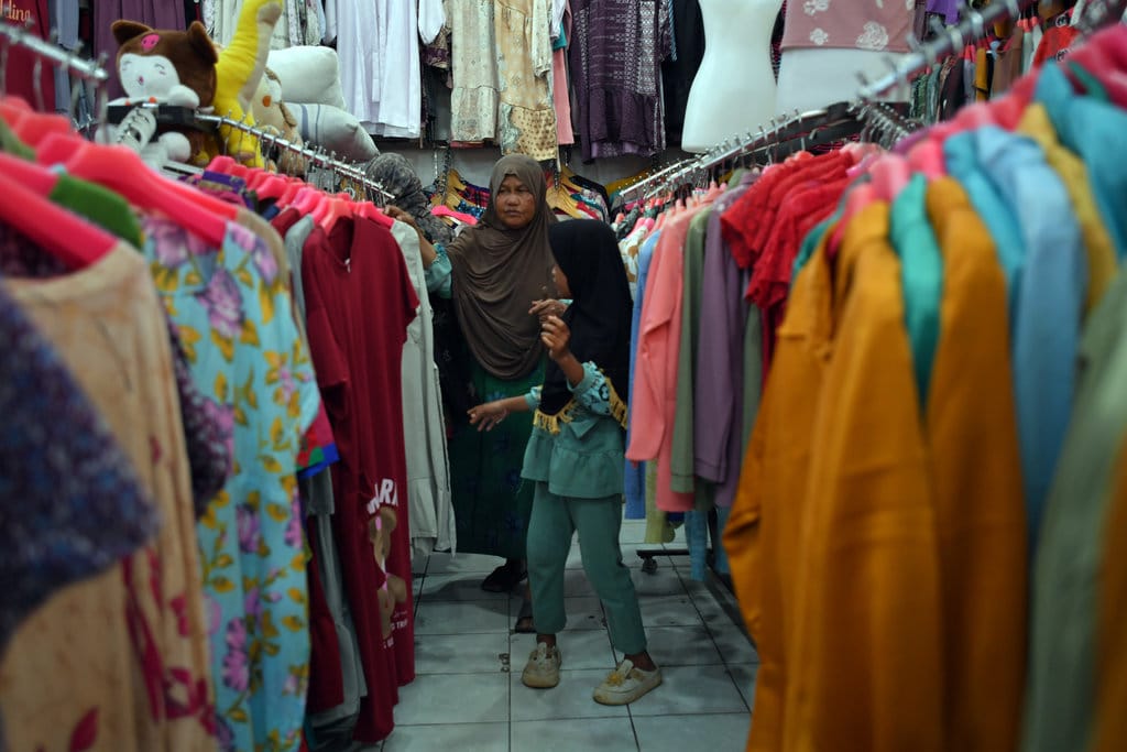 Warga penyintas bencana membeli baju Lebaran 