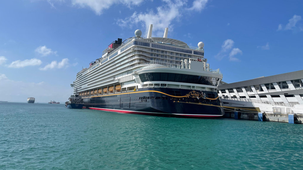 Kapal Disney Adventure