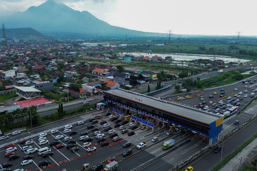 Arus lalu lintas di Gerbang Tol Kejapanan