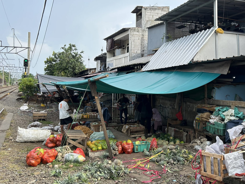 Pemukiman Bantaran Rel Senen