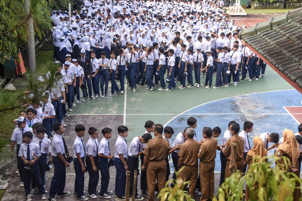 Pantun Kembali Sekolah: Inspirasi untuk Murid dan Guru