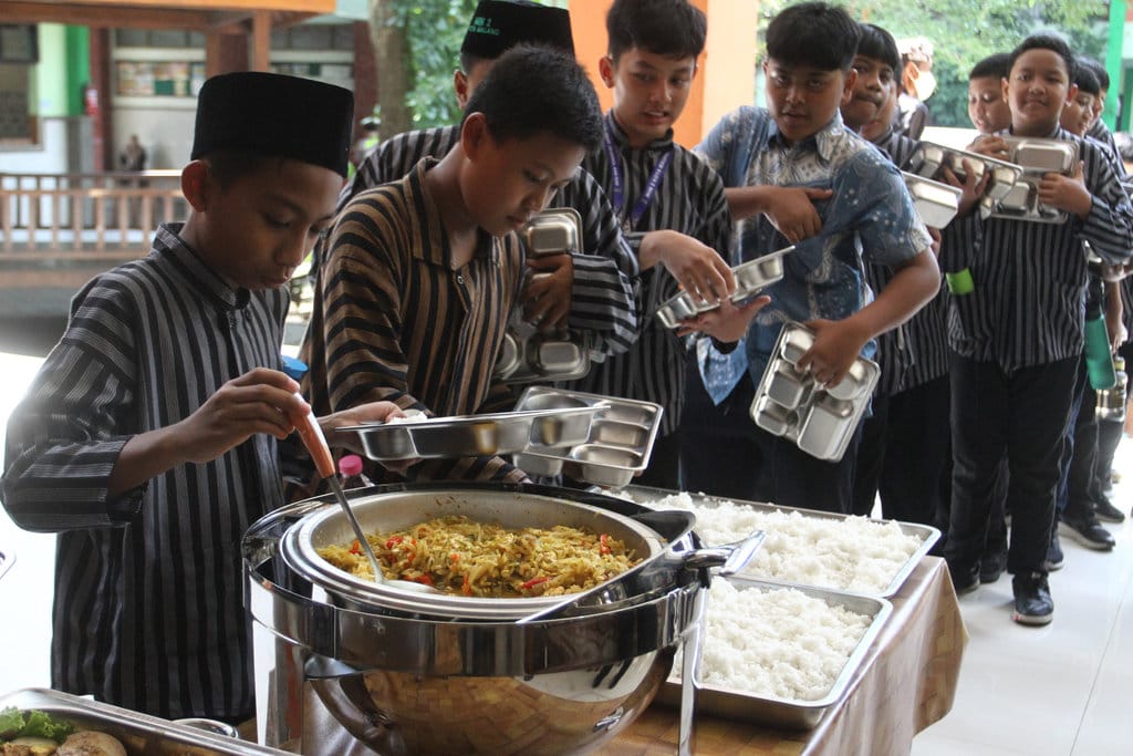 Uji coba MBG prasmanan di Malang