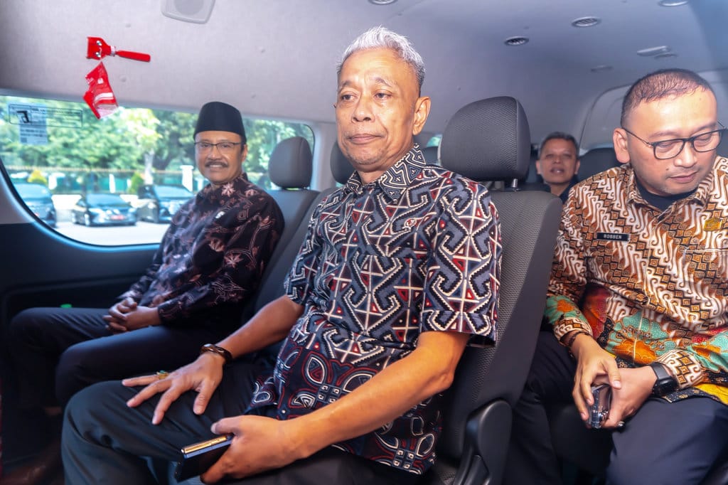 Efisiensi, Gus Ipul dan Pejabat Kemensos Naik 1 Mobil Bersama