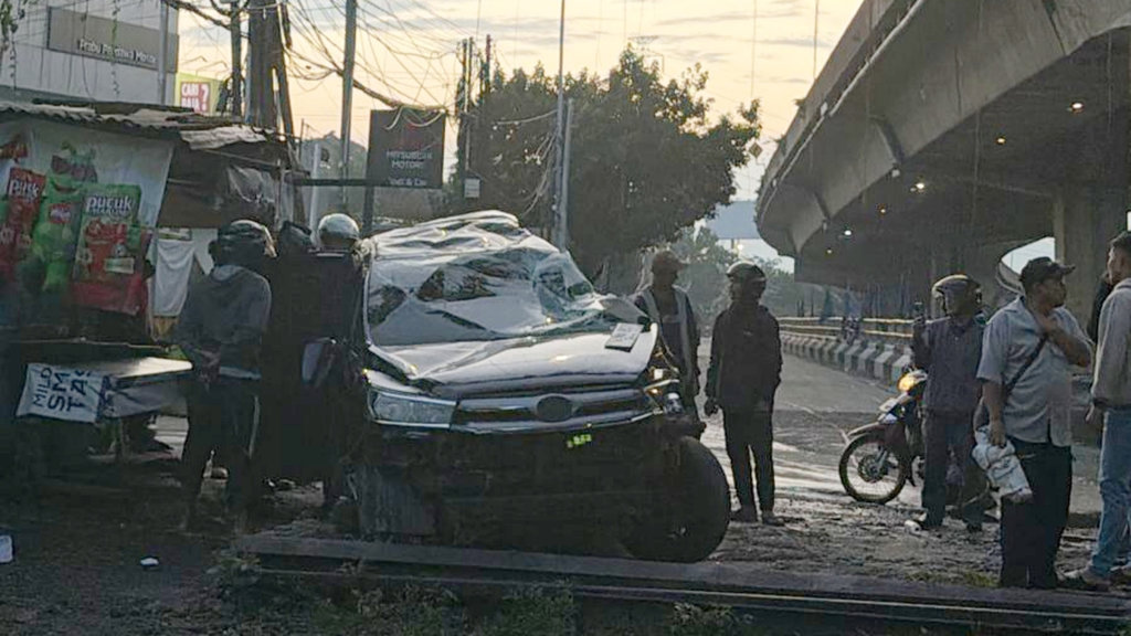 Mobil Tertabrak Kereta Usai Masuk Lintasan Rel di Kota Bogor