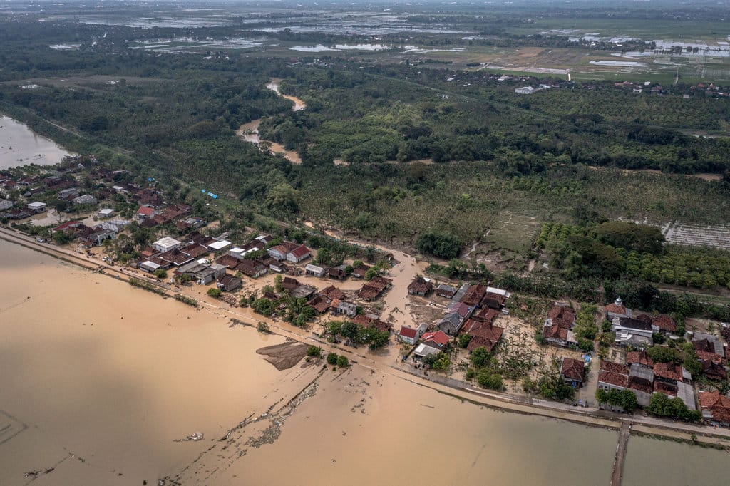 Banjir akibat jebolnya tanggul Sungai Tuntang di Demak
