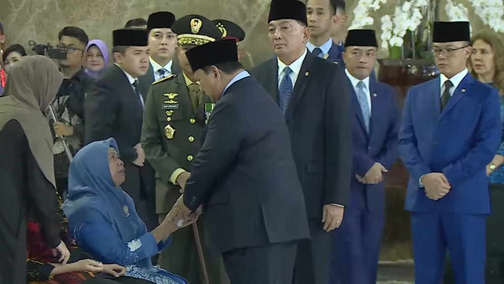 Prabowo Beri Penghormatan Terakhir untuk Prajurit TNI yang Gugur