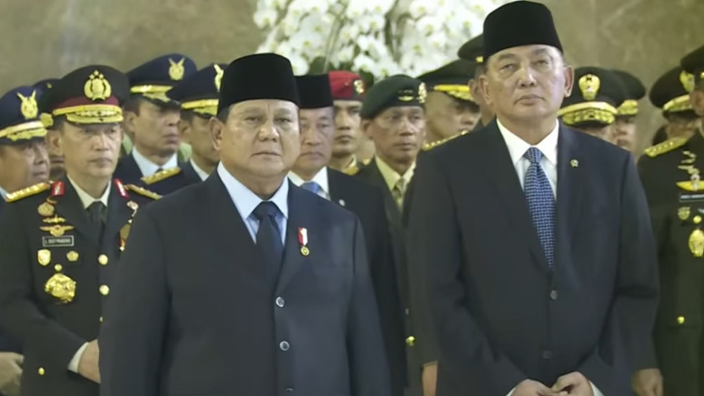 prabowo memberikan penghormatan Prajurit TNI Gugur 