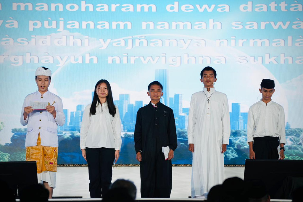 Siswa Sekolah Rakyat Doa Lintas Agama untuk TNI Gugur di Lebanon