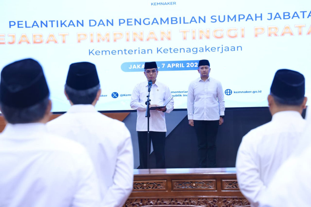Menaker Lantik 12 Pejabat, Tekankan Layanan Publik yang Optimal