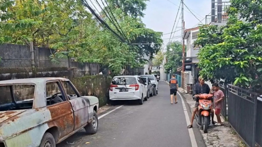 parkir liar di Jalan Damai Kalisari 