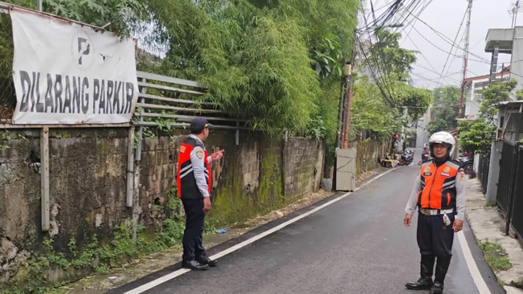 parkir liar di Jalan Damai Kalisari 