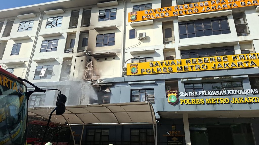 Gedung Polres Metro Jakbar Terbakar, Api Berasal dari Lantai 2