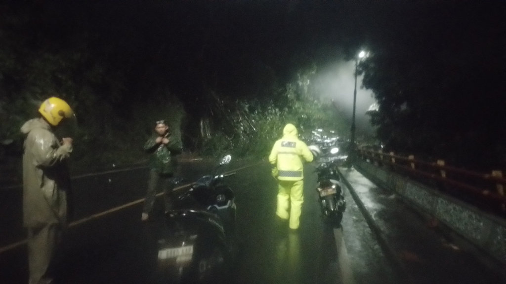 Akses Jalan di Cadas Pangeran Sumedang Terputus Akibat Longsor