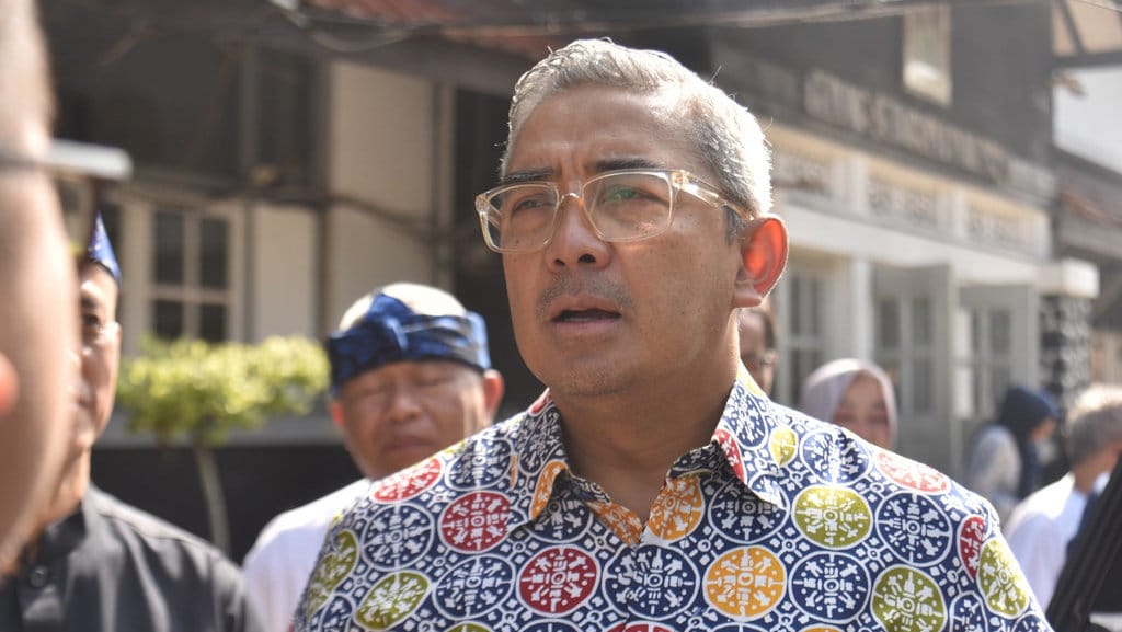 Wali Kota Bandung Muhammad Farhan saat diwawancarai merespons peredaran ilegal obat tramadol di SMPN 1 Kota Bandung. Kamis (9/4/2026). Foto: Akmal Firmansyah/Tirto.id Muhammad Farhan