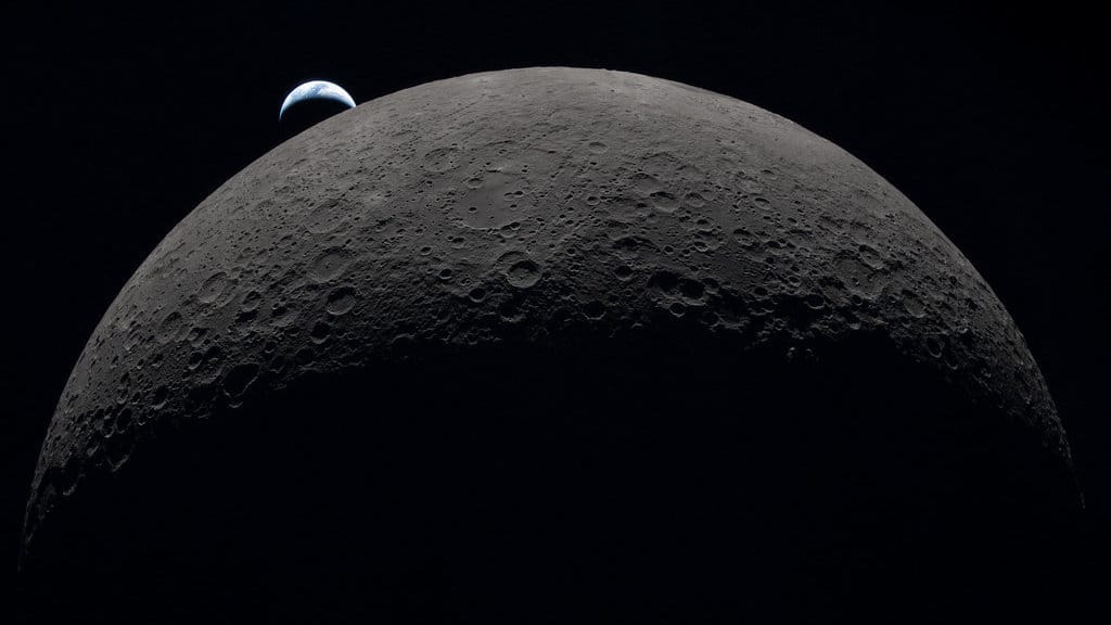 Dalam gambar selebaran yang disediakan oleh NASA ini, Bumi terbenam pada pukul 18.41 EDT, 6 April 2026. NASA melalui Getty Images/AFP NASA Rilis Foto Bulan Dari Artemis II