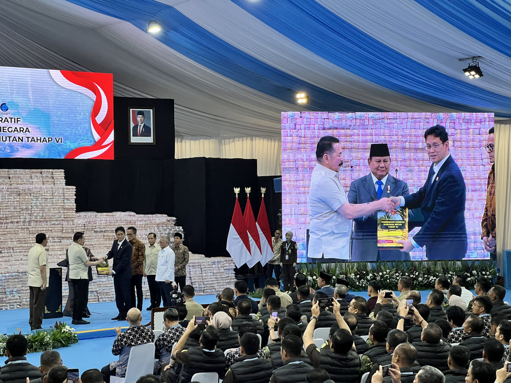 Jaksa Agung Serahkan Uang Rp11 Triliun Kepada Kas Negara