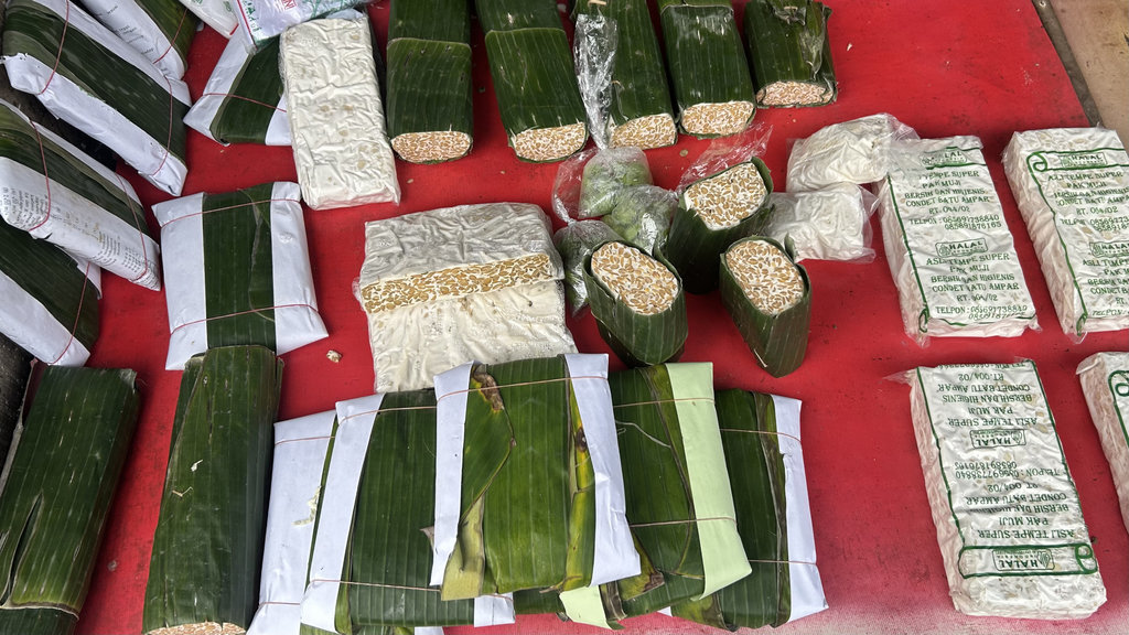 Beragam ukuran tempe yang dijual di Pasar Embrio, Makasar, Jakarta Timur, Jumat (10/4/2026). Foto/Hanang Septioyudho Feature Harga Kedelai