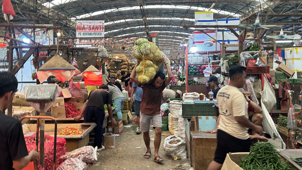 Suasana keramaian pedagang dan pembeli di Pasar Induk Kramat Jati, Jakarta Timur, Jumat (10/4/2026). Foto/Hanang Septioyudho Feature Harga Kedelai