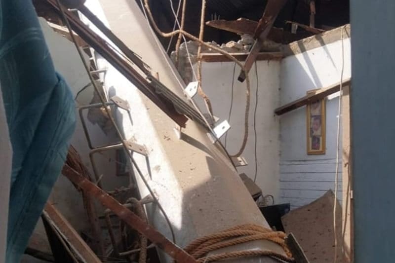 Tiang Provider Roboh di Kembangan, Timpa 2 Rumah dan Lukai Warga