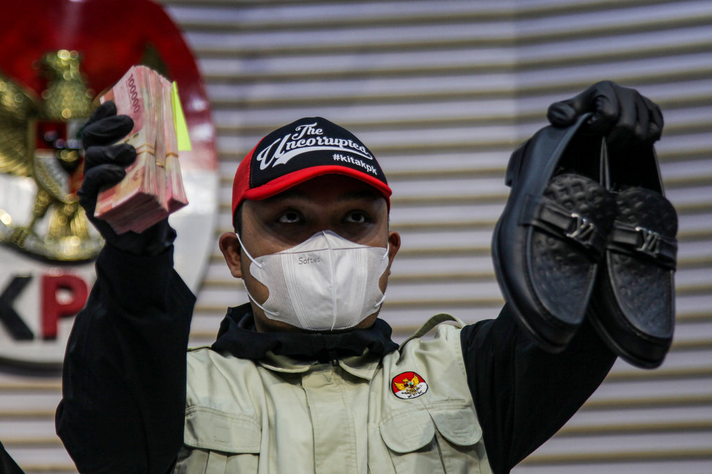 Sepatu Mewah Bupati Tulungagung dan Urgensi RUU Perampasan Aset