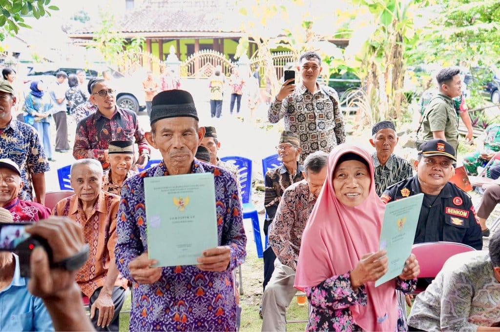 Mbah Tupon Sujud Syukur Usai Sertipikat Tanah Kembali