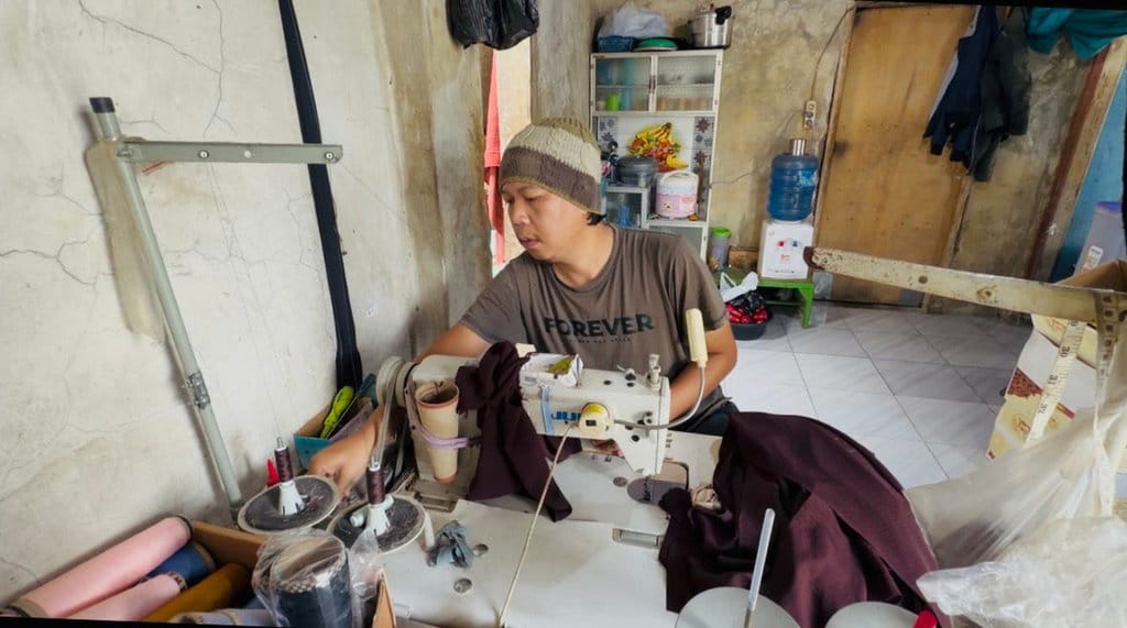 Berkat Rehabilitasi Kemensos, Kusna Kini Mandiri dengan Menjahit