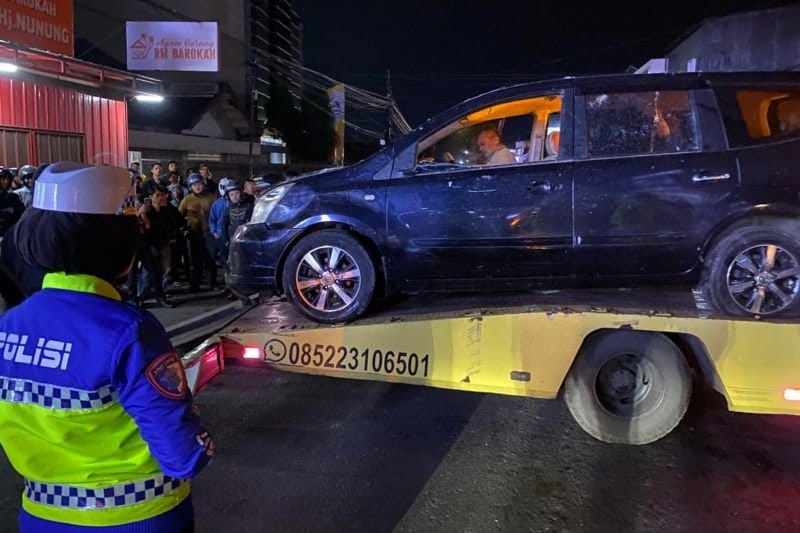 Mobil Oleng di Ciledug Garut Tabrak Warung Nasi Goreng, 1 Tewas