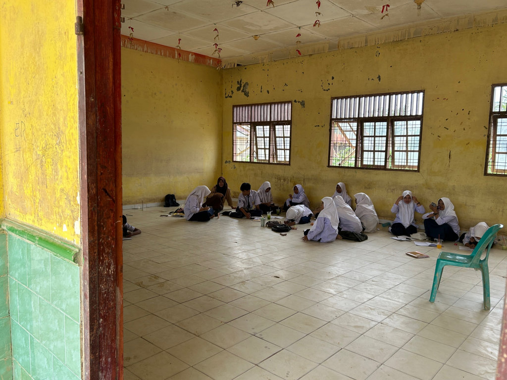 Duka Pelajar Aceh Tamiang: Seragam Tak Punya, Meja-Kursi Tak Ada