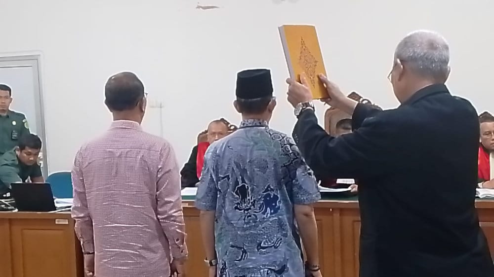Jaksa KPK Cecar Teddy Meilwansyah Foto Bareng Terdakwa Pokir OKU