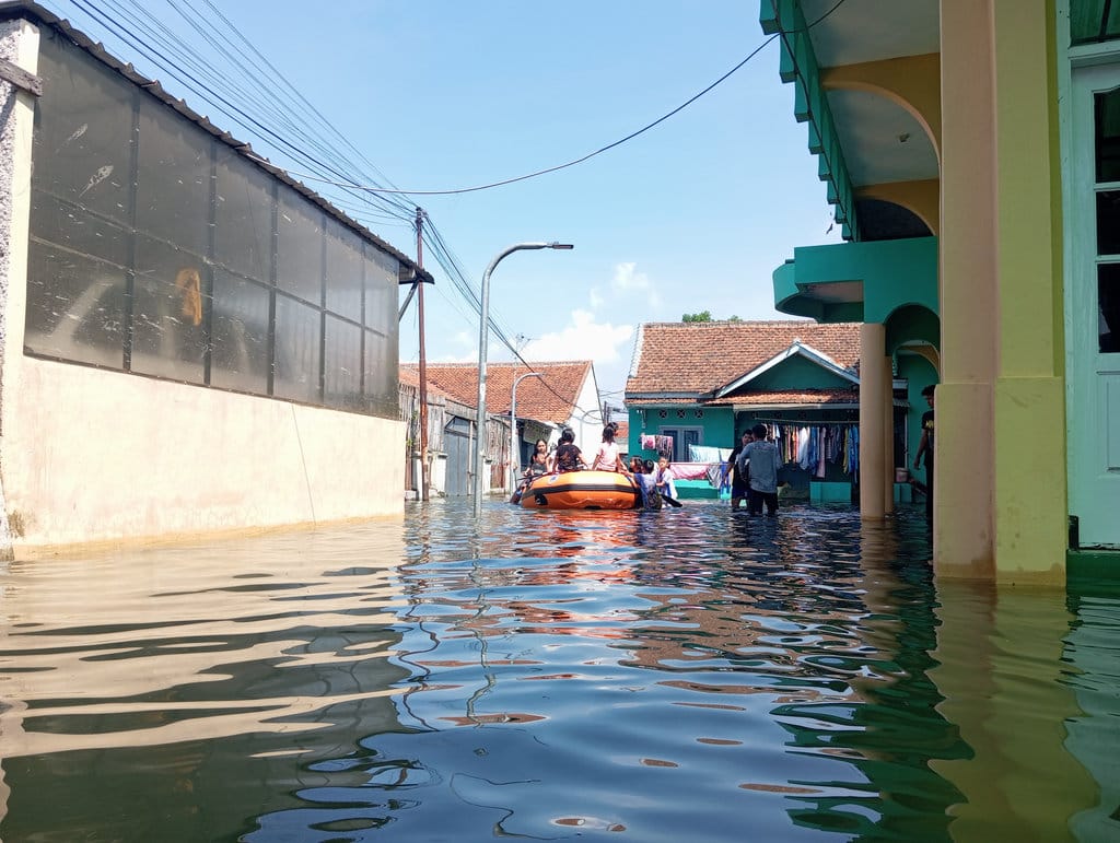 Penyebab Banjir Derawati Bandung: Cuaca Ekstrem & Cinambo Meluap