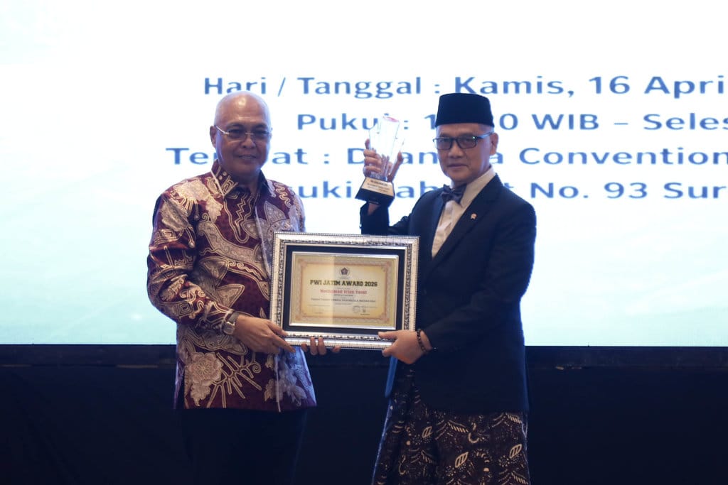 Menhaj Terima Penghargaan soal Tata Kelola Haji dari PWI Jatim