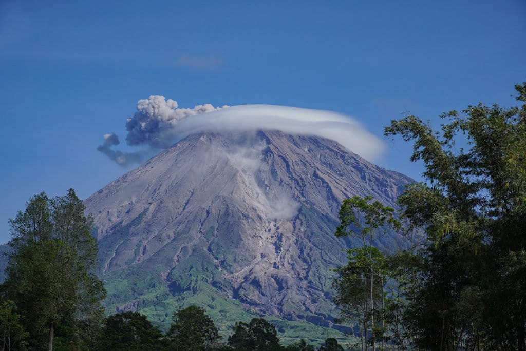 Gunung Semeru Erupsi Disertai Guguran Awan Panas 2 Km Senin Pagi