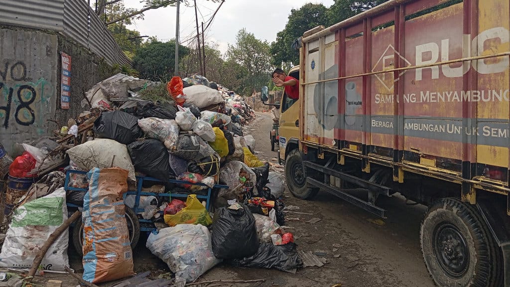 Gunungan Sampah di Jalan Makam Caringin Bandung