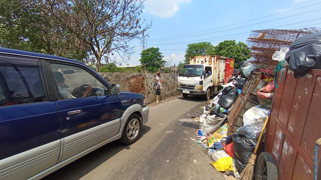 Gunungan Sampah di Jalan Makam Caringin Bandung