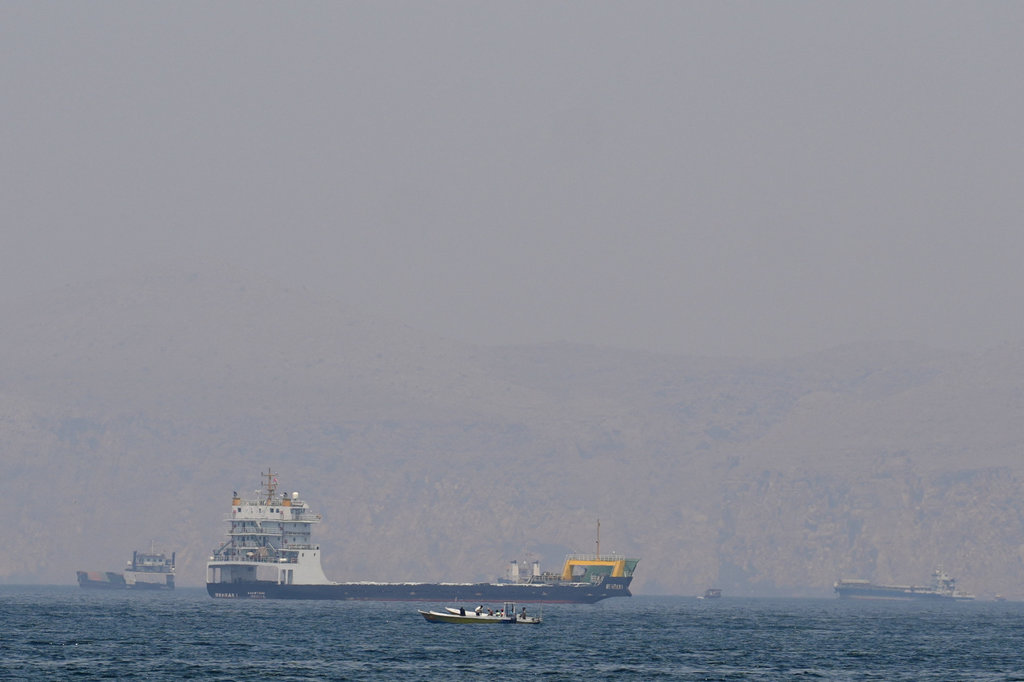 Update Perang Iran vs AS: Trump Umumkan Setop Operasi di Hormuz