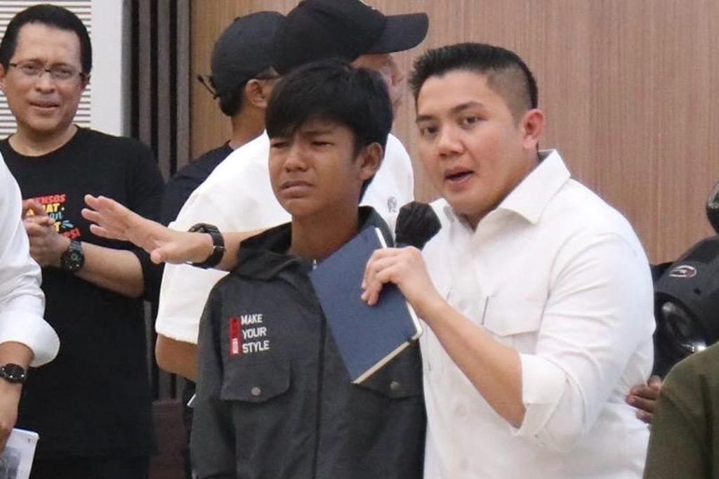 Tangis Haru Calon Siswa Sekolah Rakyat saat Bertemu Seskab Teddy