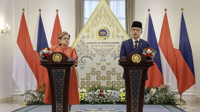 Menlu RI Bahas Ekspor Alutsista & Nasib 8.000 Warga di Filipina